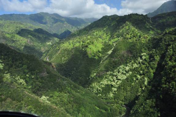 Sobrevoando uma das regiões mais chuvosas do mundo, na ilha de Kauai, no Havaí